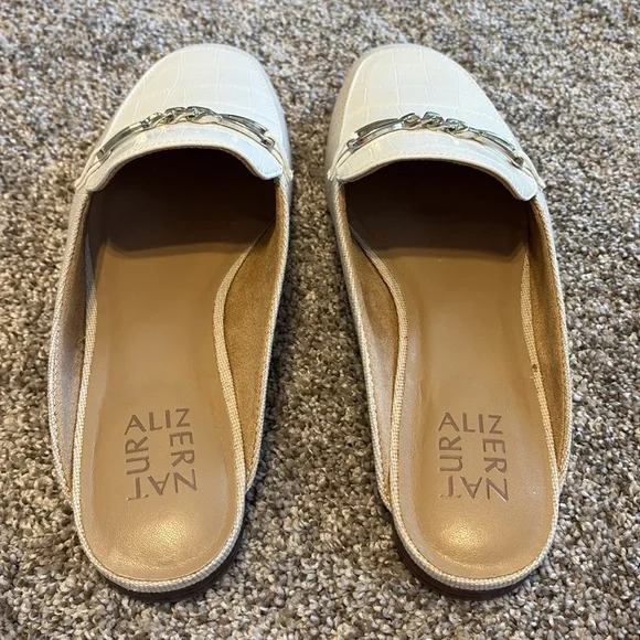 Naturalizer Kayden Beige & White Mules with Silver Chain NWOT - Picture 2 of 9